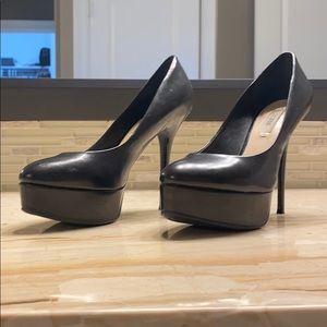 GUESS platform pumps